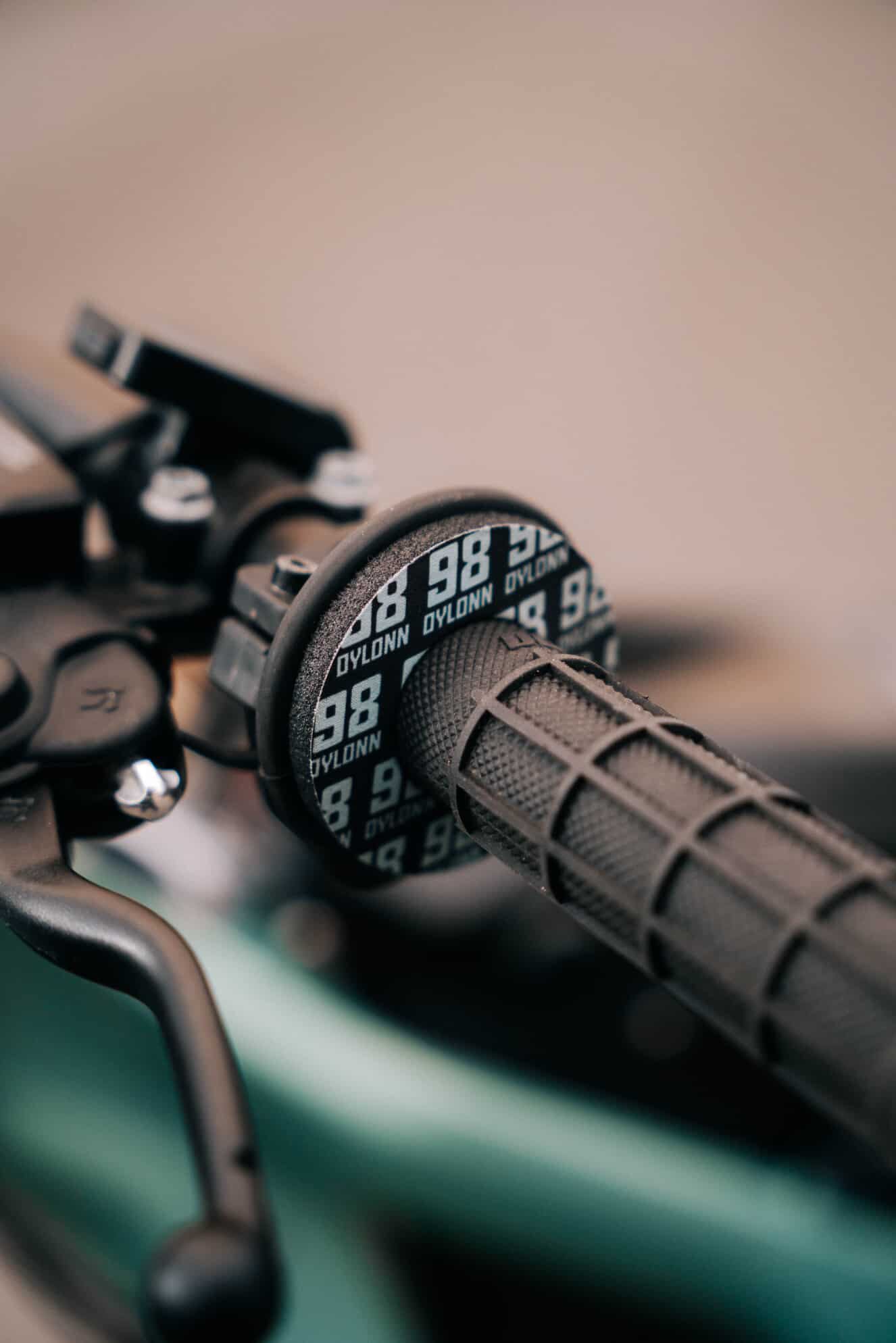 Customizable grip donuts