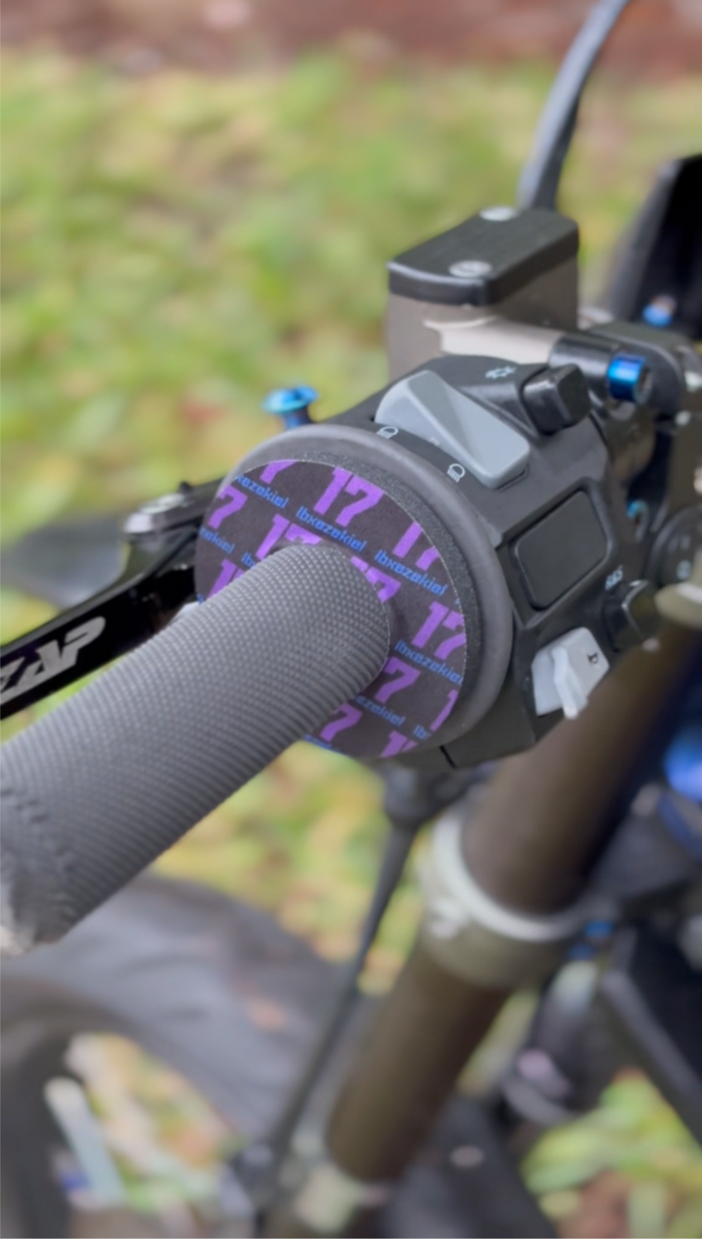 Customizable grip donuts